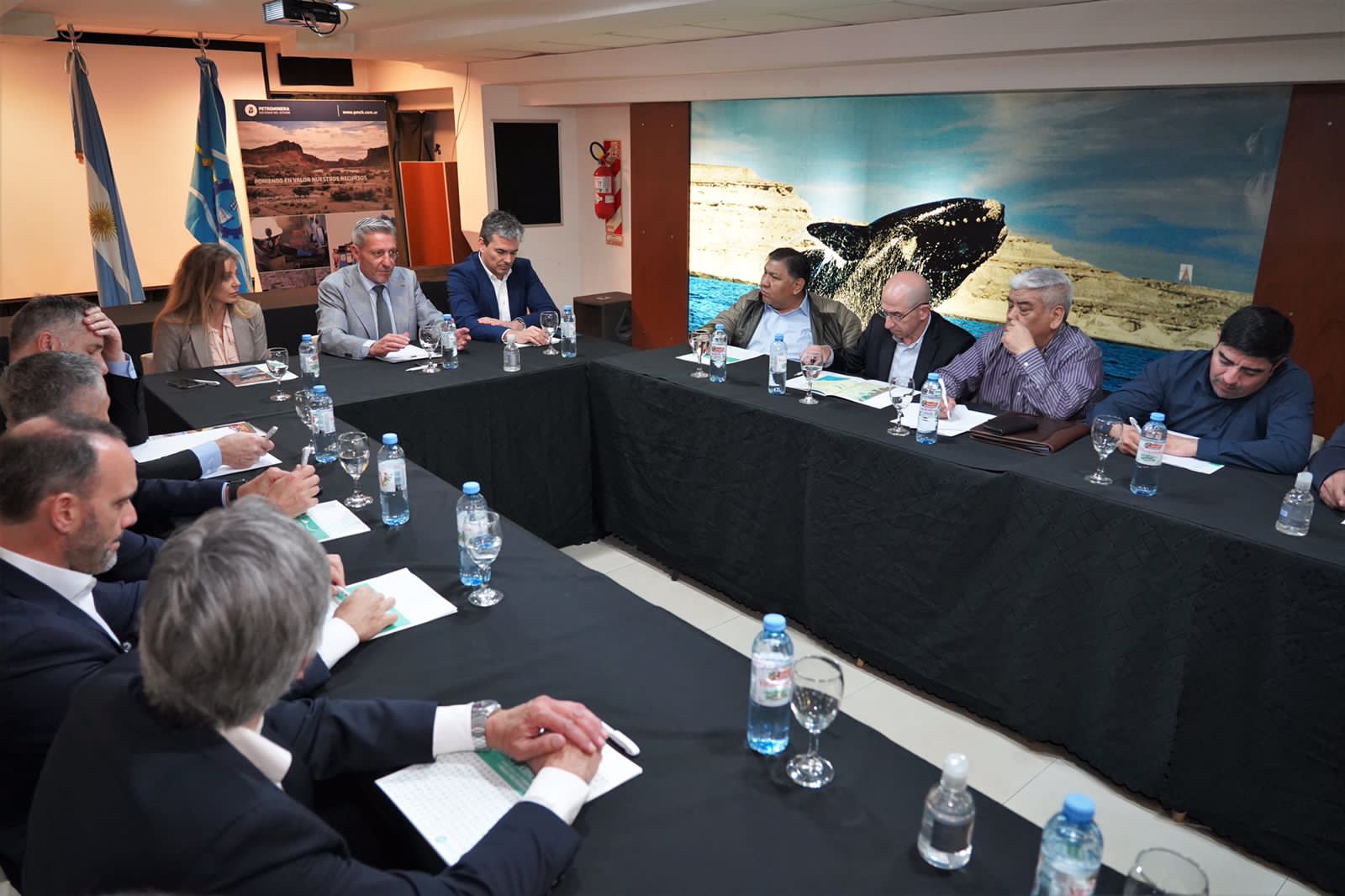 Arcioni se reunió con Royón, empresas petroleras y gremios para coordinar operaciones en la provincia
