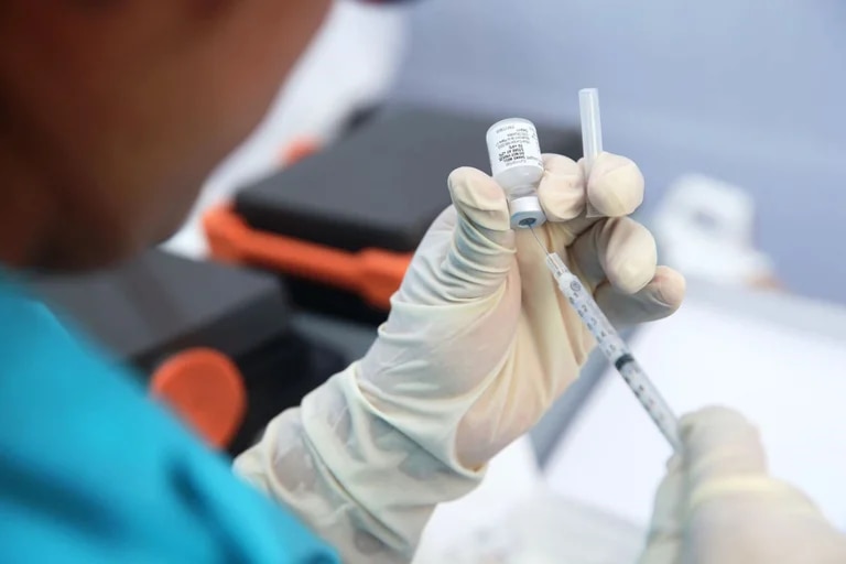 Estudio reveló que el 36 por ciento de infectados de COVID sin vacuna no tienen anticuerpos después de un año