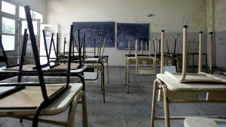 Chubut: Los gremios docentes de Atech y Sitraed cumplen el segundo día de paro en rechazo de la extensión horaria y Arcioni avisó que descontarán los días