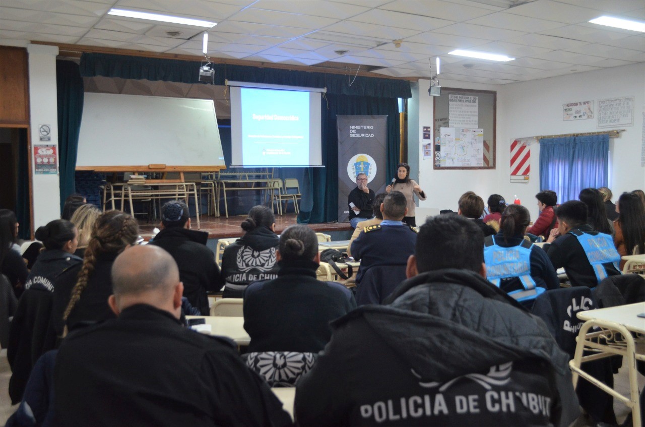 Más de 100 efectivos de la Policía Comunitaria y de Bomberos del Chubut se capacitan para fortalecer sus respuestas frente a situaciones de crisis