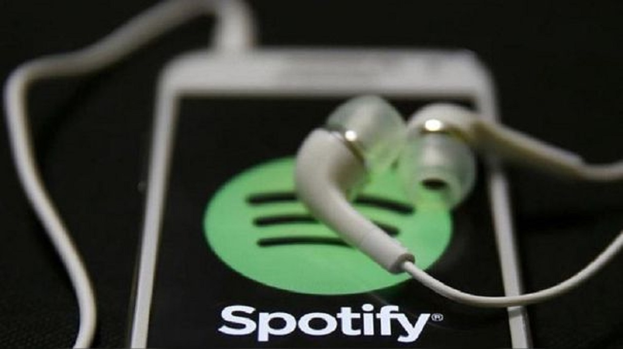 Un informe reveló que los jóvenes escuchan podcast y música retro para aliviar el estrés