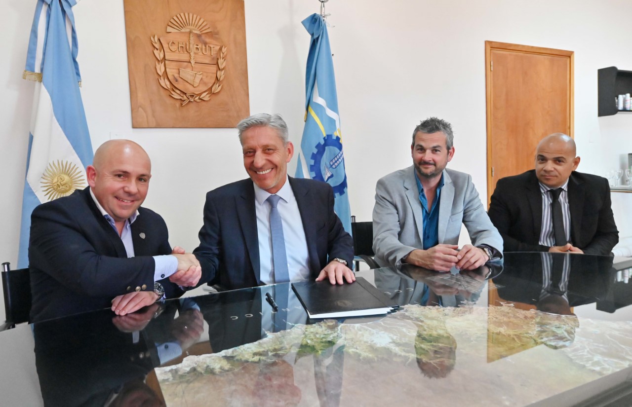 Arcioni y Sastre firmaron un acuerdo para construir reservorios de agua que será utilizados ante posibles incendios y para la producción en zonas rurales