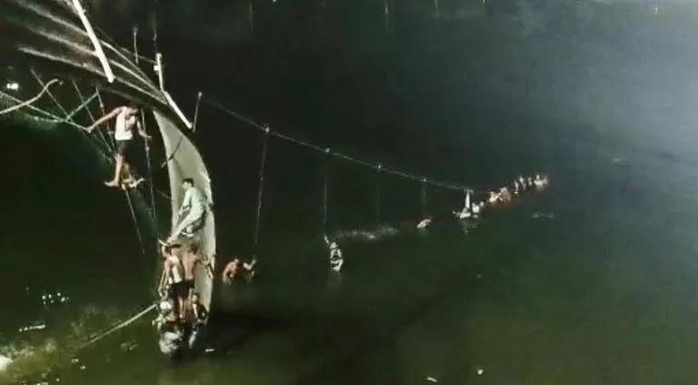 Más de 500 personas se encontraban celebrando un festival en un puente, los cables que sujetaban la estructura se cortaron y ya hay al menos 60 muertos