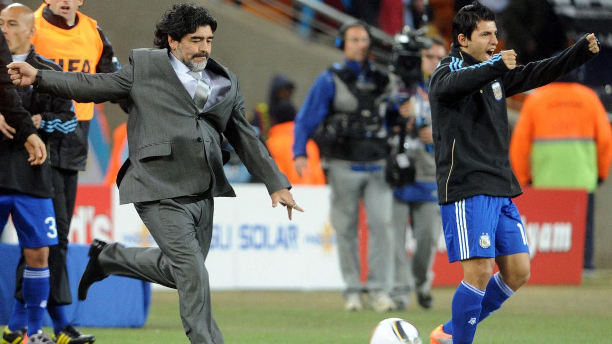 Maradona en los Mundiales de fútbol: Presentan un libro del astro argentino y lanzan la biblioteca móvil “D10S Mundial”
