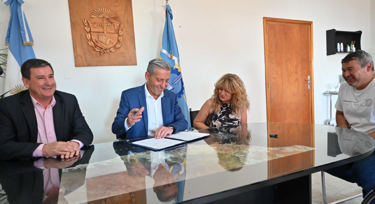 Arcioni firmó convenio con una Cooperativa de Trabajo para la construcción de siete viviendas en Lago Puelo por $ 52 millones