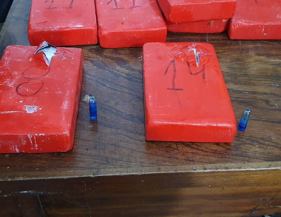 Llevaban más de 15 kilos de cocaína en dos mochilas y  tiraron la droga cuando escapaban por  la presencia de Gendarmería