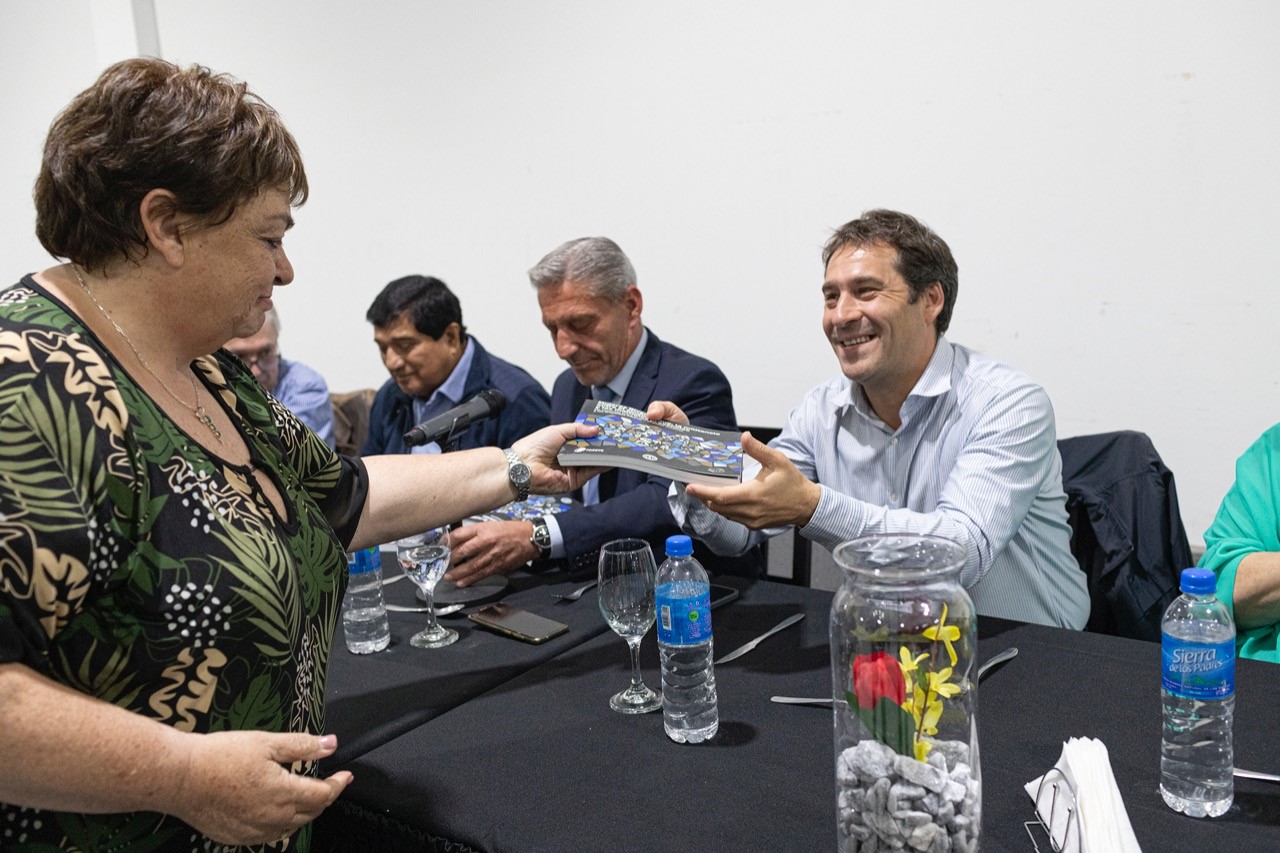 Luque acompañó a José González en la presentación del libro que vivencia a las mujeres del Centro de Empleados Comercio