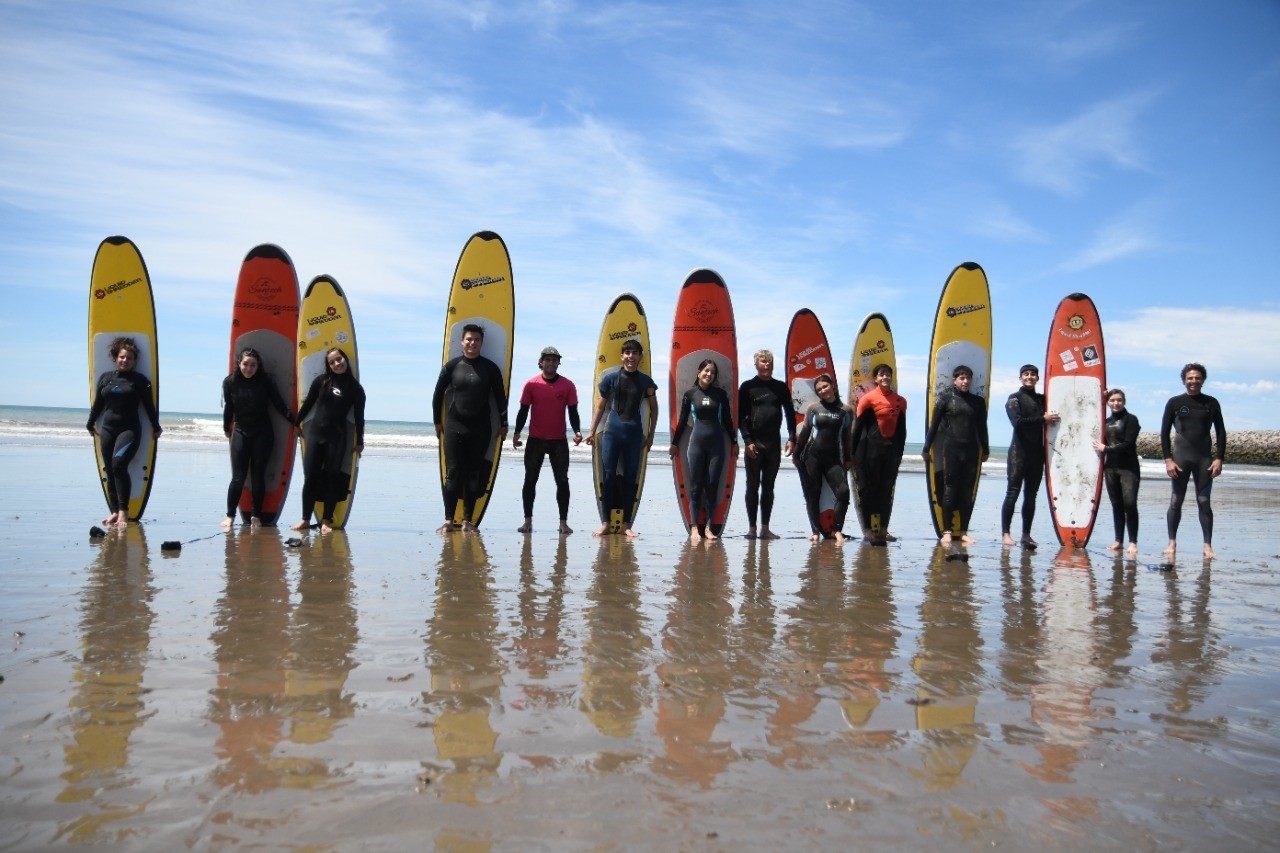 Estudiantes de tres escuelas secundarias participan de jornadas de Surf en Playa Unión