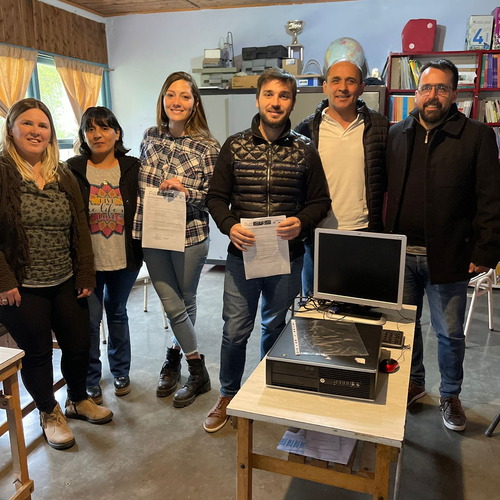 Torres visitó la Escuela 103 de Villa Lago Rivadavia y entregó computadoras restauradas por Proyecto Puente