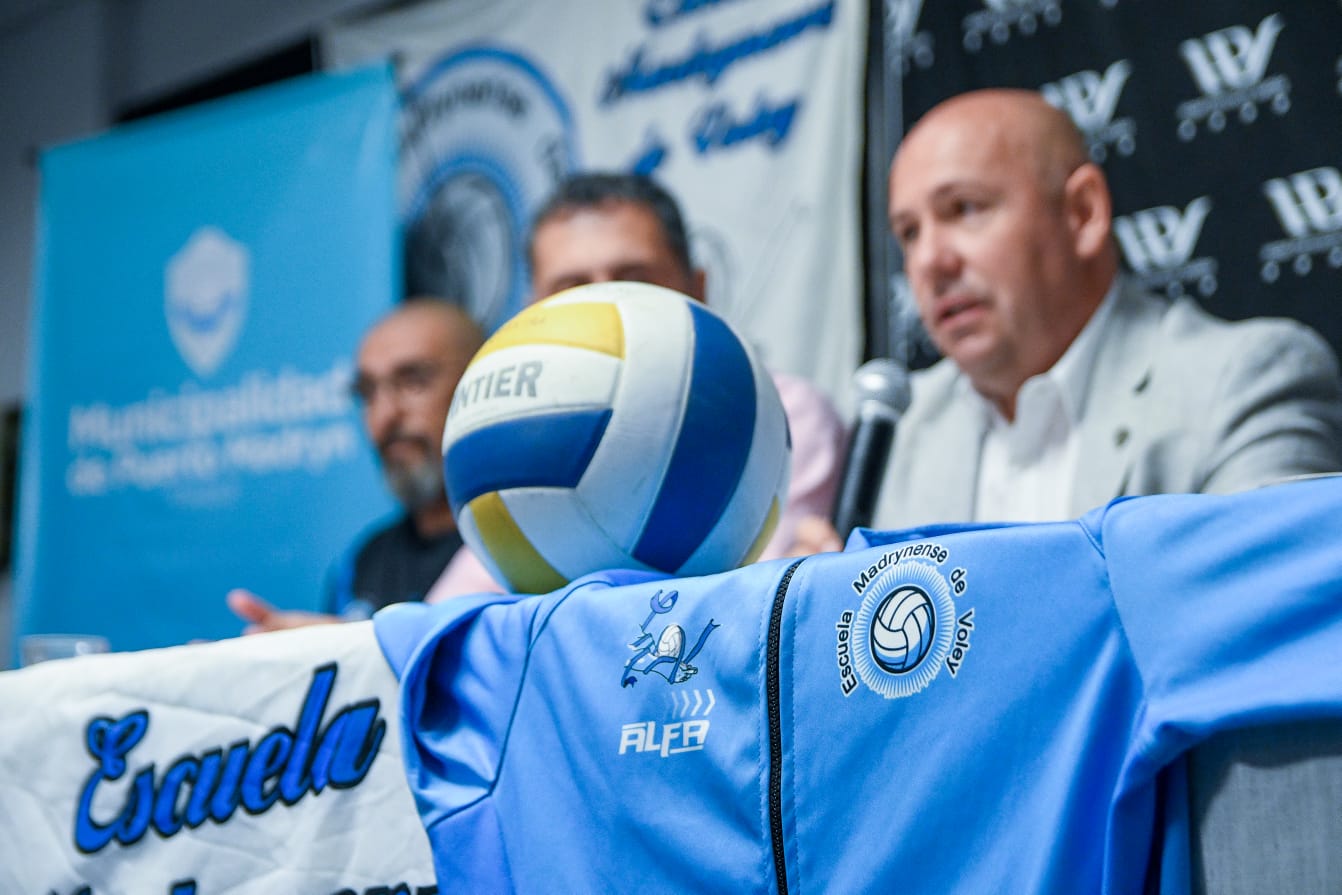 Sastre participó de la presentación del equipo de la Escuela Madrynense de Vóley que disputará la Liga Federal
