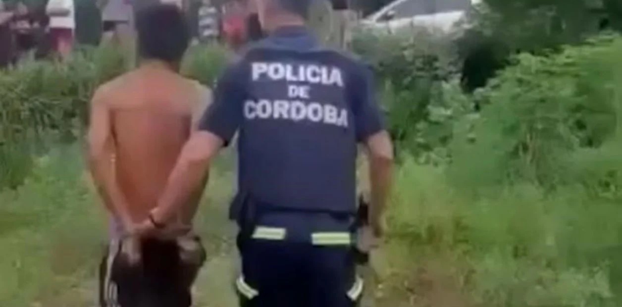 Justicia por mano propia en una provincia argentina: Vecinos atraparon a un ladrón, lo ataron a un poste para golpearlo y lo entregaron a la Policía