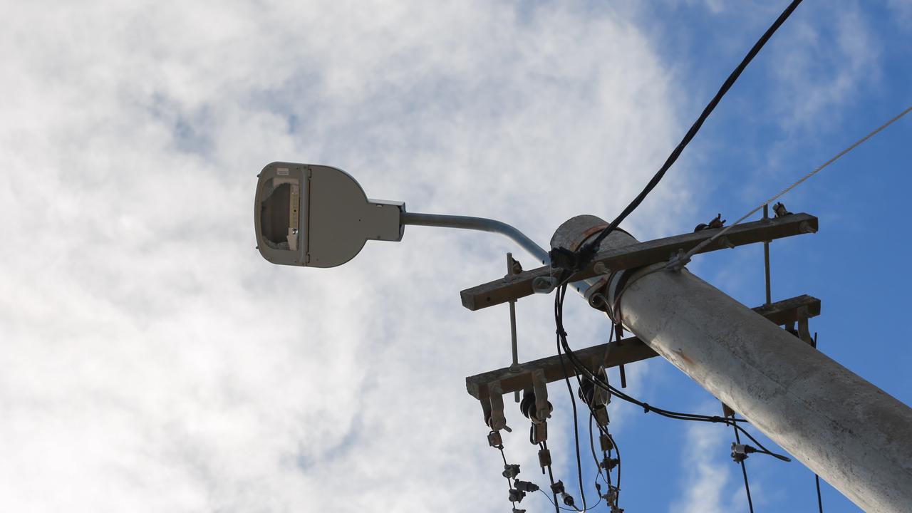 Trelew: Pese a los actos de vandalismo y al robo de cables, la Cooperativa Eléctrica apuesta a optimizar el alumbrado en barrio Constitución