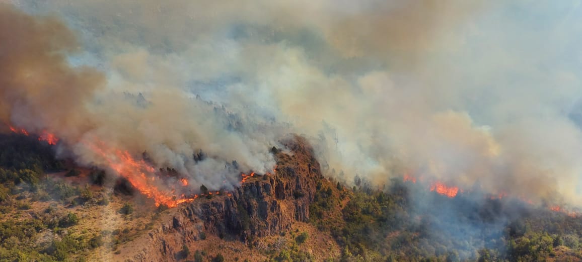 Se desató un nuevo incendio forestal en Cholila y llega ayuda de los Bomberos de Trelew