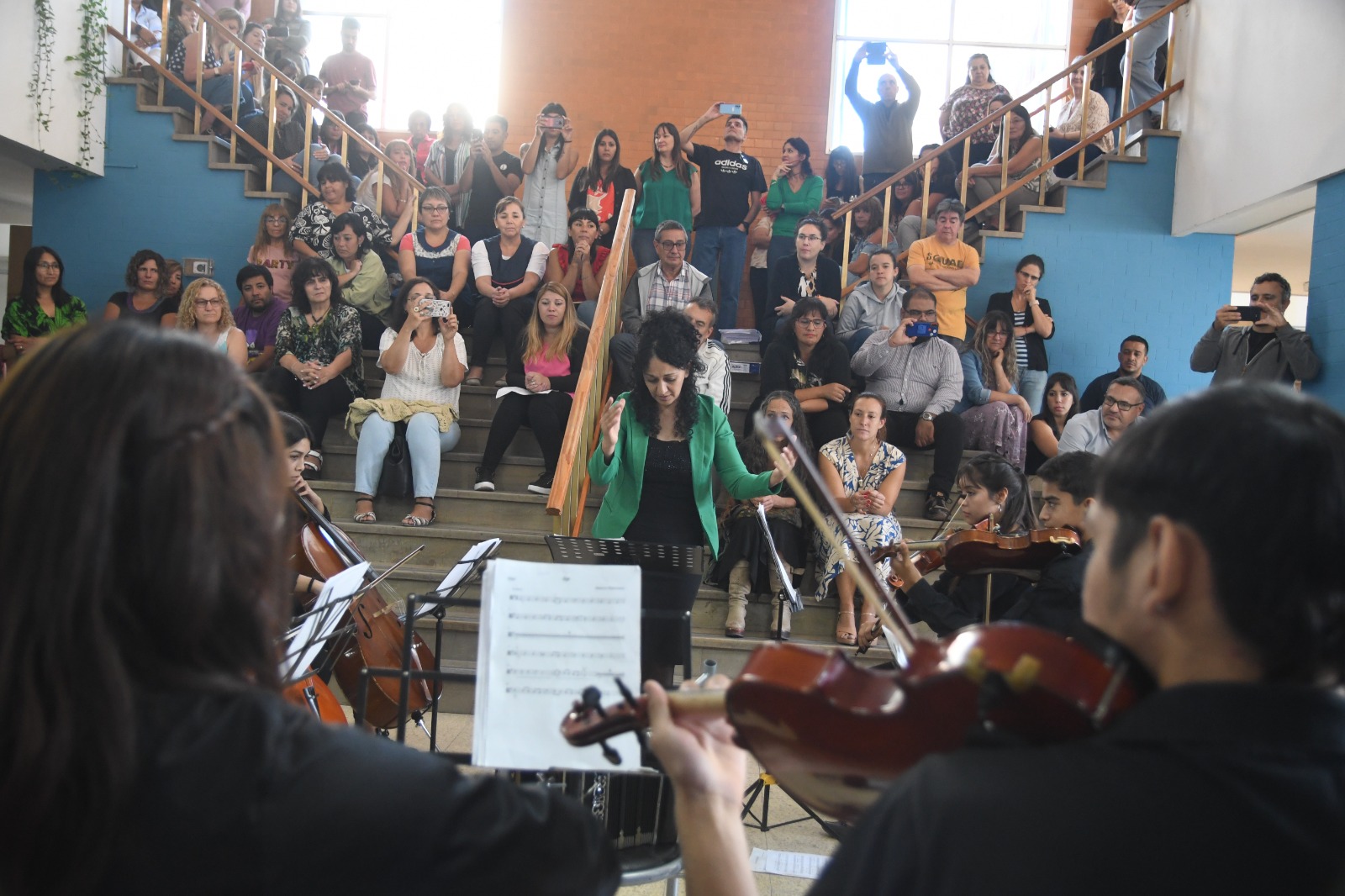 El Gobierno del Chubut homenajeó a los trabajadores del Ministerio de Educación con la actuación de la Orquesta del Barrio INTA