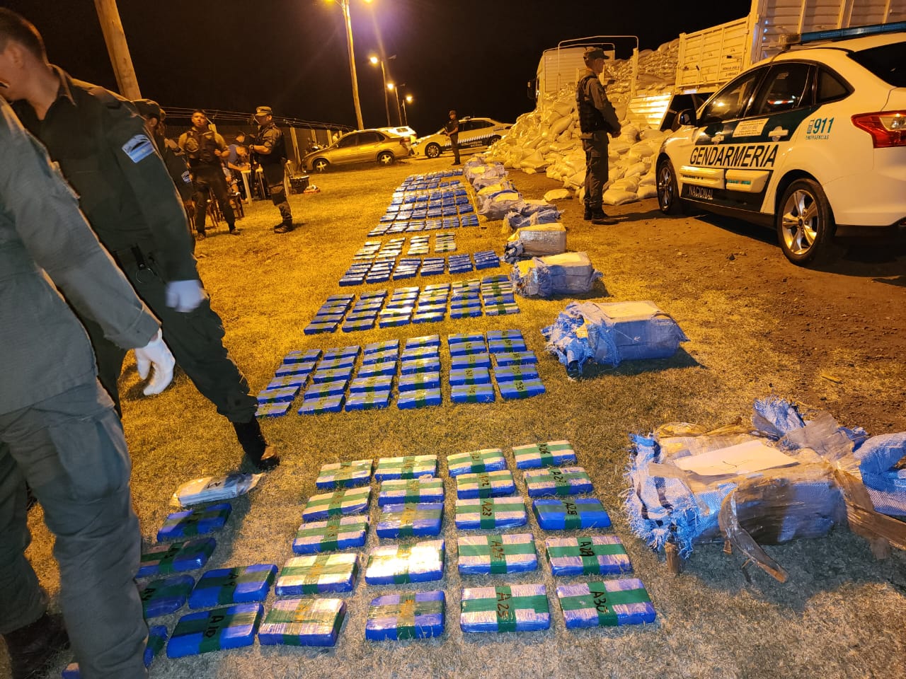 Encontraron 426 kilos de cocaína ocultos en un camión de carga que pasó por un peaje de Rosario