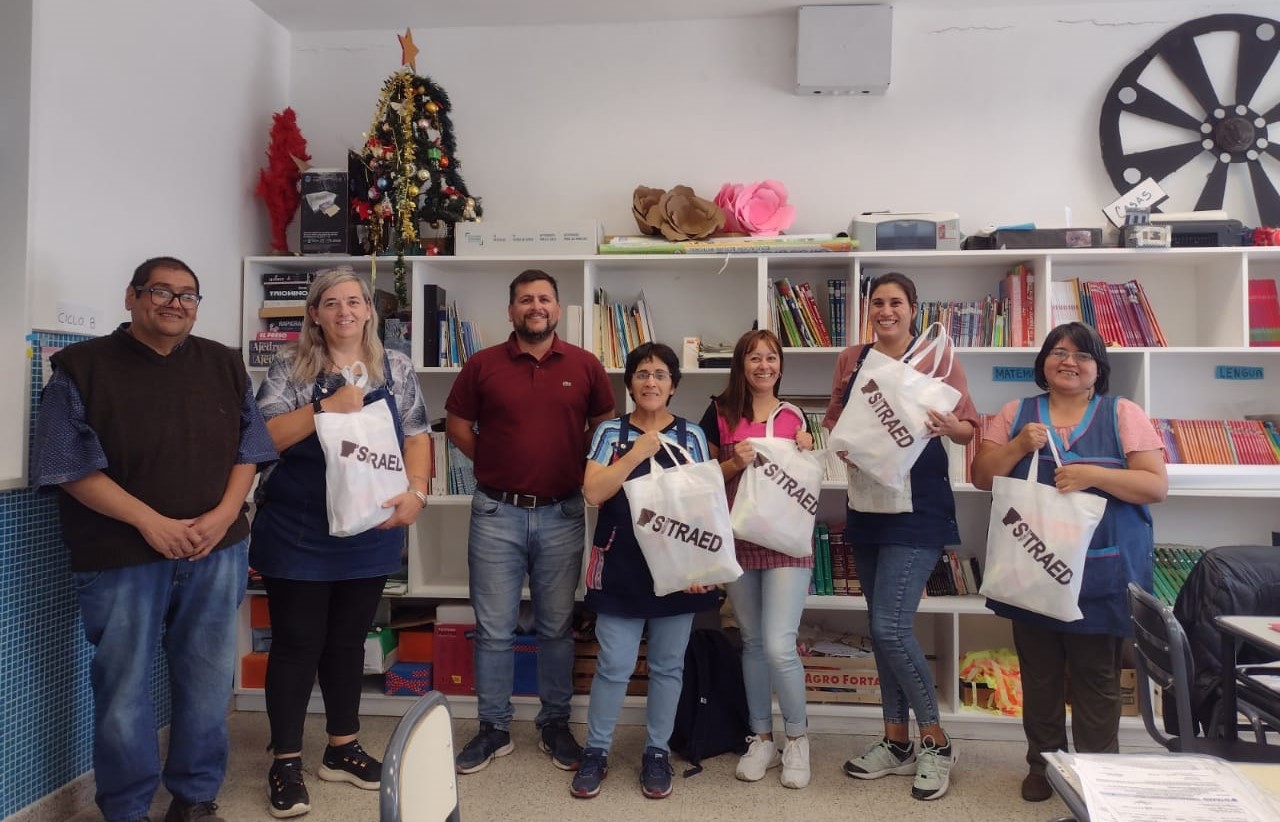 El SITRAED continúa con la entrega de kits escolares a sus afiliados del interior del Chubut