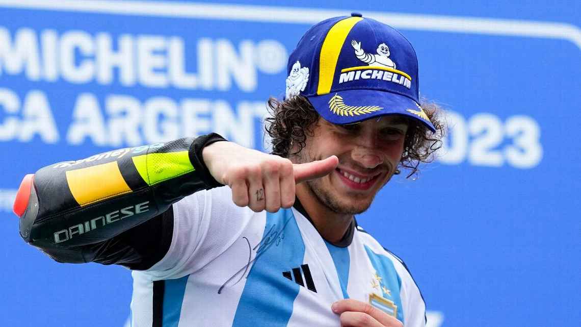 Moto GP: El italiano Bezzecchi ganó en Argentina y celebró con una camiseta firmada por Messi