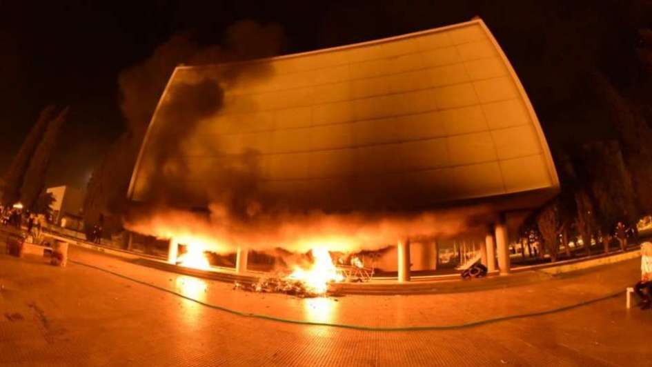 Incendio en Legislatura: Cruces de fotos y filmaciones ubicarían a Schierloh arrojando cubiertas en el fuego que afectó el edificio de Diputados