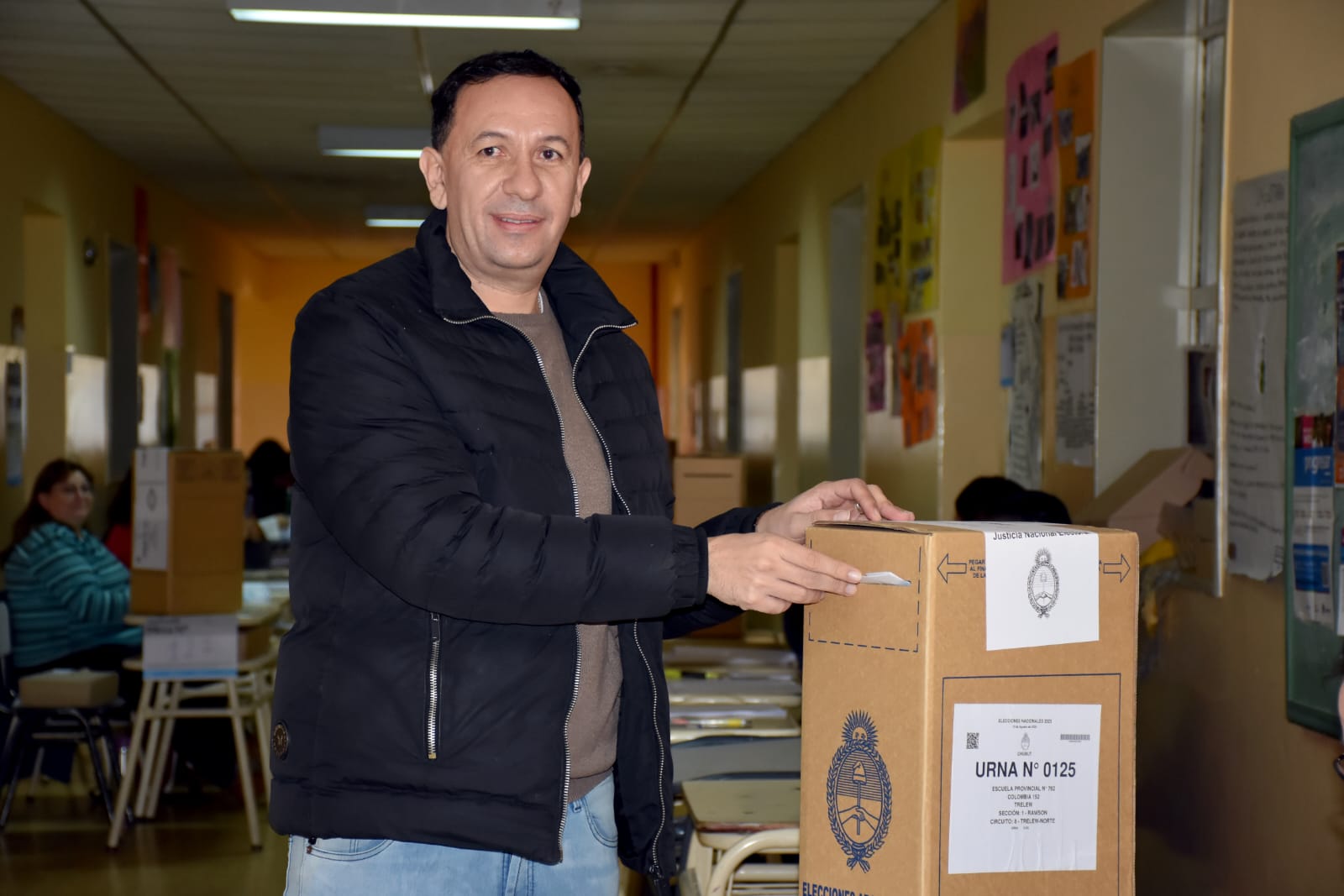 Maderna emitió su voto en la Escuela N° 762 y dejó en claro que “el vecino está disgustado con la clase política”