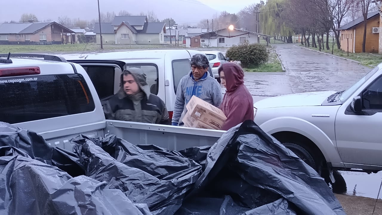 Comarca Andina: Organismos provinciales continúan asistiendo y colaborando a vecinos afectados por el temporal